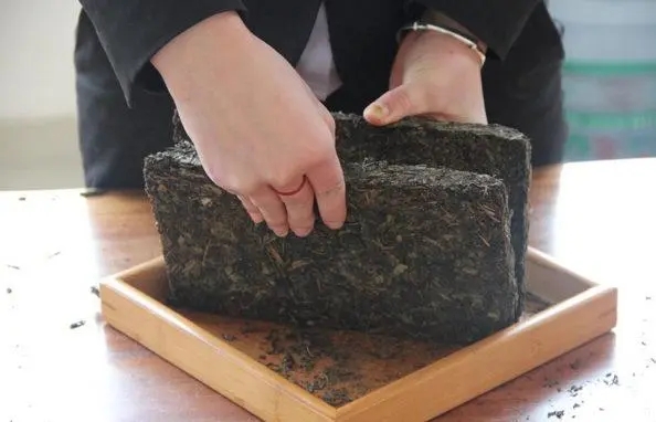 2022年怎么撬普洱茶磚？