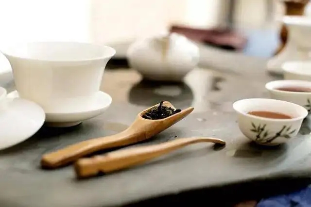 為什么有時(shí)喝茶嗓子會(huì)發(fā)干？